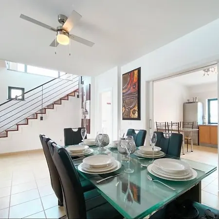 Modern, Spacious With Own Private Pool Vila
