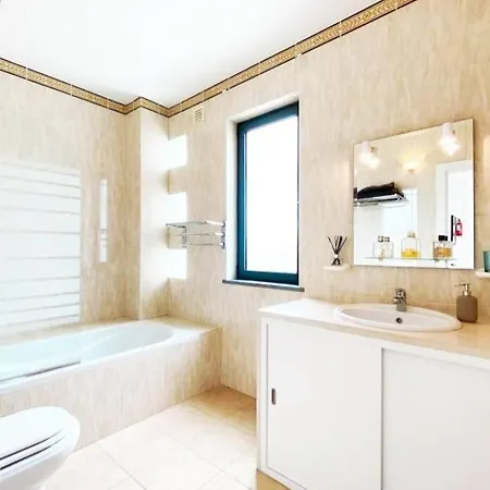 Modern, Spacious With Own Private Pool Vila *