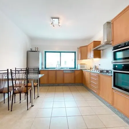 Modern, Spacious With Own Private Pool Willa